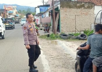 Sambangi Anak Remaja, Anggota Polsek Cipanas Polres Lebak Berikan Himbauan Kamtibmas