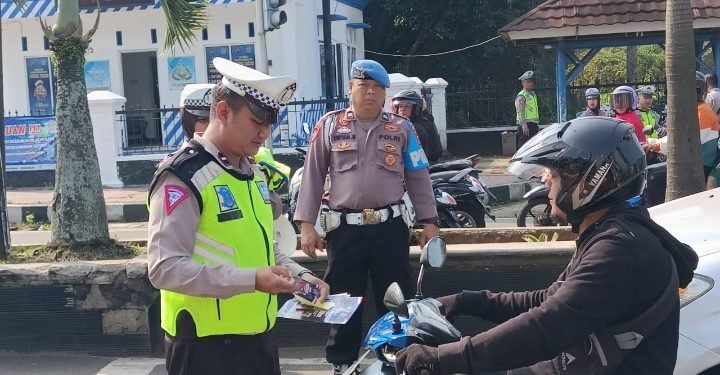 Hari Ke-8 Ops Patuh Satlantas Polres Pandeglang Bagikan Stiker
