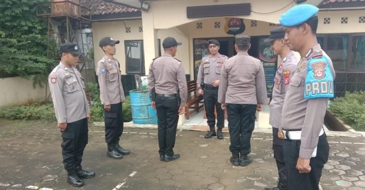 Sebelum Melaksanakan Piket, Personil Polsek Cipanas Polres Lebak Melaksanakan Apel Serah Terima Piket Jaga
