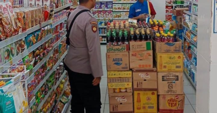 Bhabinkamtibmas Polsek Rangkasbitung Polres Lebak Giat Kontrol Toko Waralaba