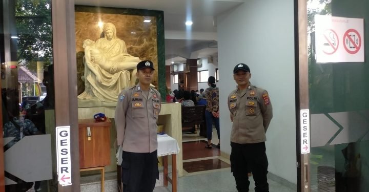 Anggota Polsek Rangkasbitung Polres Lebak Laksanakan Giat Monitoring Ke Gereja Diwilkum Polsek Rangkasbitung