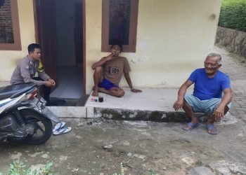 Sosialisasi 110,Bhabinkamtibmas Polsek Ciwandan Polres Cilegon Polda Banten Door To Door Datangi Warga
