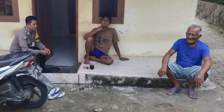 Sosialisasi 110,Bhabinkamtibmas Polsek Ciwandan Polres Cilegon Polda Banten Door To Door Datangi Warga