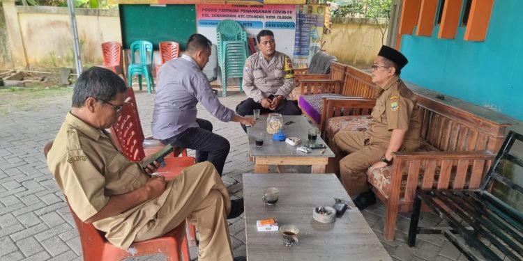 Sambang Staff Kelurahan, Bhabinkamtibmas Polsek Ciwandan Polres Cilegon Polda Banten Berikan Himbauan