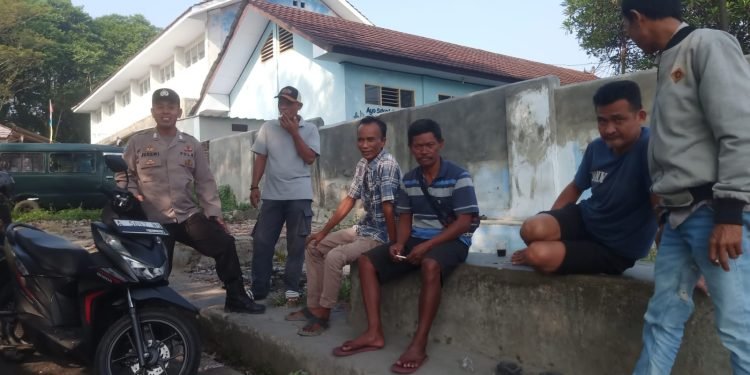 Bhabinkamtibmas Polsek Rangkasbitung Polres Lebak Berikan Penyuluhan Kamseltibcarlantas Kepada Sopir Angkot