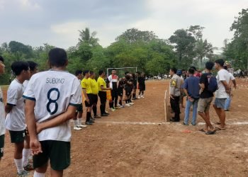 Anggota piket Polsek warunggunung, Polres Lebak PAM Turnamen Sepak Bola Antar RT Desa Pasir Tangkil