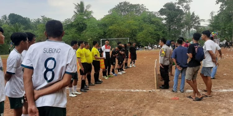 Anggota piket Polsek warunggunung, Polres Lebak PAM Turnamen Sepak Bola Antar RT Desa Pasir Tangkil