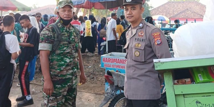 Bhabinkamtibmas Polsek Rangkasbitung Polres Lebak Dan Babinsa Giat Pengamanan Jalan Sehat Dikecamatan Kalanganyar