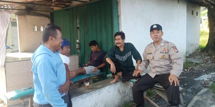 Bhabinkamtibmas Polsek Rangkasbitung Polres Lebak Giat Silaturahmi ke Warga Desa Binaan