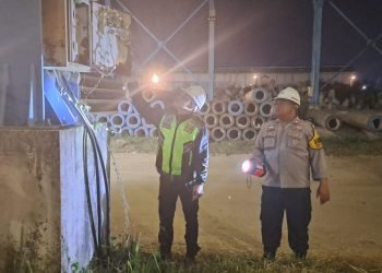 Sambangi Security, Bhabinkamtibmas Polsek Bojonegara Polres Polda Banten Berikan Arahan