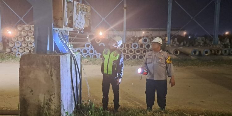 Sambangi Security, Bhabinkamtibmas Polsek Bojonegara Polres Polda Banten Berikan Arahan