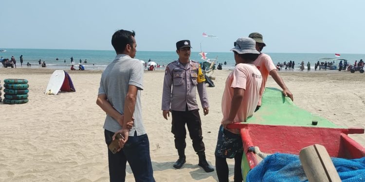 Pengamanan personil Polsek Anyar Polres Cilegon Polda Banten pada Pantai diwilayah Kec. Anyar