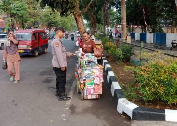 Bhabinkamtibmas Polsek Rangkasbitung Polres Lebak Temui Pedagang Kaki Lima Dijalan Iko Jatmiko Rangkasbitung