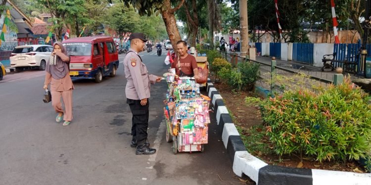 Bhabinkamtibmas Polsek Rangkasbitung Polres Lebak Temui Pedagang Kaki Lima Dijalan Iko Jatmiko Rangkasbitung