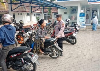 Anggota Polsek Rangkasbitung Polres Lebak Datangi Petugas Parkir Depan Bank BRI