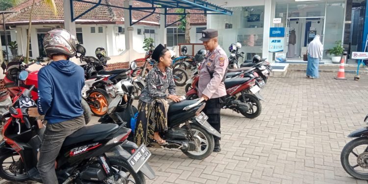 Anggota Polsek Rangkasbitung Polres Lebak Datangi Petugas Parkir Depan Bank BRI