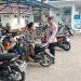 Anggota Polsek Rangkasbitung Polres Lebak Datangi Petugas Parkir Depan Bank BRI