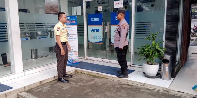 Hampiri Satpam Bank BRI Bhabinkamtibmas Polsek Rangkasbitung Polres Lebak Berikan Penyuluhan Kamtibmas