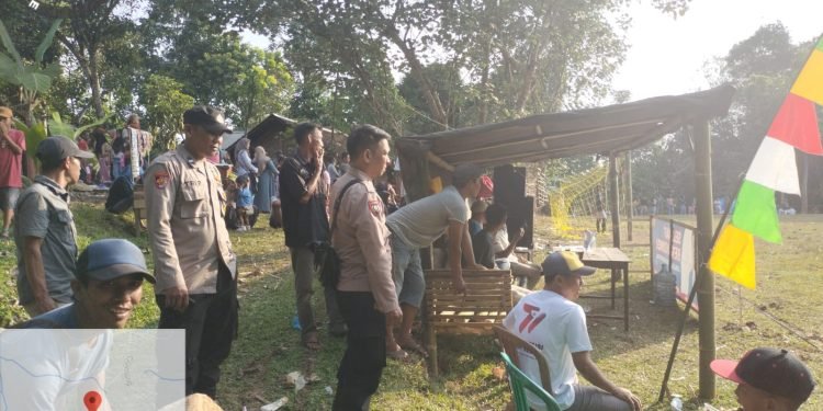 Personil Polsek Leuwidamar, Polres Lebak PAM Turnamen Sepak Bola Antar RW Desa Jalupang mulya