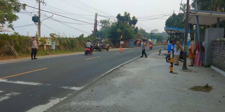 Polsek Cinangka Polres Cilegon Polda Banten Melaksanakan Strong Point Antisipasi Kepadatan Arus Lalu Lintas