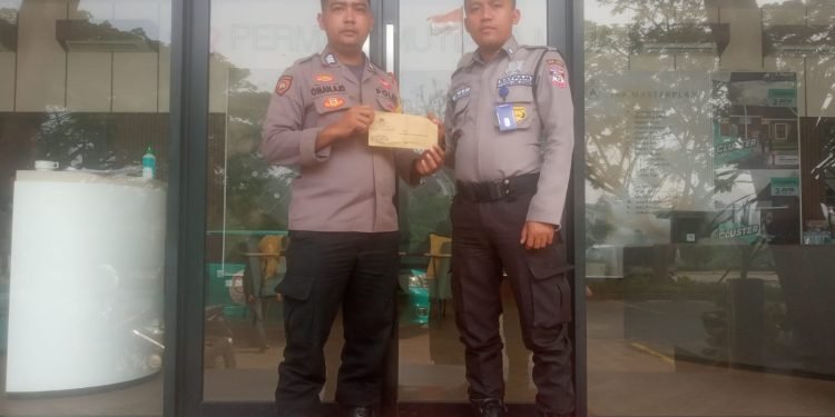 Agar selalu berhubungan yang baik dengan warga, Anggota Polsek Maja Polres Lebak Polda Banten melaksanakan sambang ke warga  untuk menyampaikan harkamtibmas