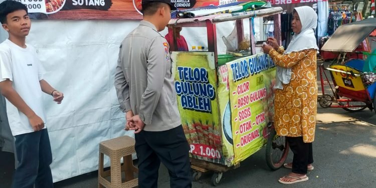 Bhabinkamtibmas Polsek Rangkasbitung Polres Lebak Temui Pedagang UMKM Dialun Alun Rangkasbitung