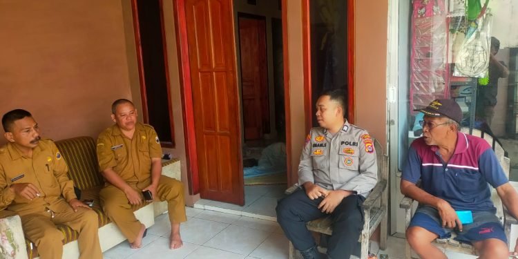 Bhabinkamtibmas Polsek Rangkasbitung Polres Lebak Sambangi Rumah Ketua RT Dikomplek Pendidikan