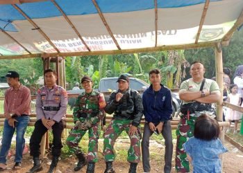 Bhabinkamtibmas Polsek Rangkasbitung Polres Lebak Bersama Babinsa Giat Pengamanan Sepak Bola Antar RT