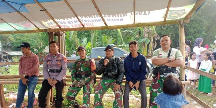 Bhabinkamtibmas Polsek Rangkasbitung Polres Lebak Bersama Babinsa Giat Pengamanan Sepak Bola Antar RT