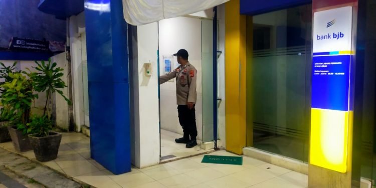Anggota Polsek Rangkasbitung Polres Lebak Giat Patroli Mobile Ke Perbankan Antisipasi Pencurian