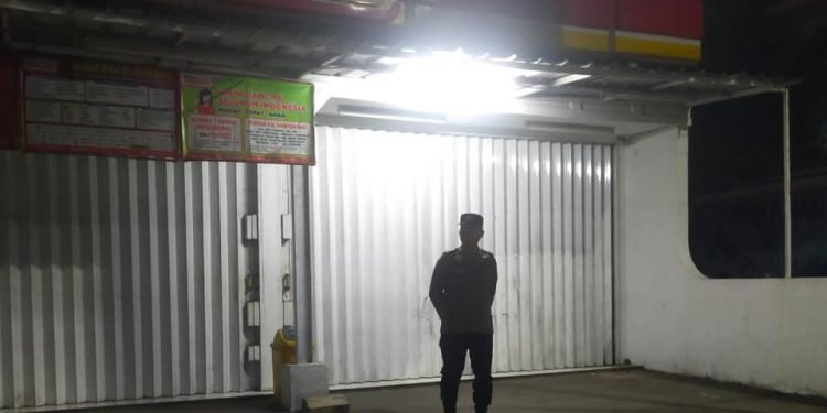 Anggota Polsek Rangkasbitung Polres Lebak Patroli Dialogis Ke Toko Alfamart