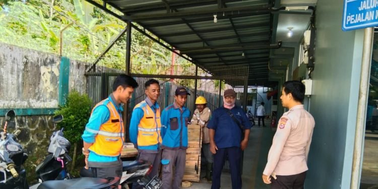 Antisipasi Gangguan Kamtibmas, Bhabinkamtibmas Polsek Malingping Polres Lebak Beri Himbauan Kepada Karyawan PLN
