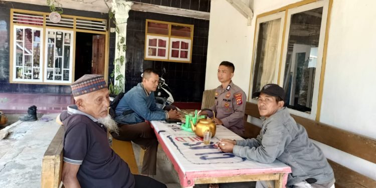 Patroli Dialogis, Personil Polsek Cijaku Polres Lebak Sambangi Dan Ngobrol Dengan Warga
