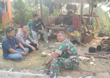 Nikmati Kebersamaan Dengan Warga Masyarakat, Personel Bhabinkamtibmas Polsek Mancak Polres Cilegon Polda Banten Dan Babinsa Koramil Mancak Guyub di Desa Binaan