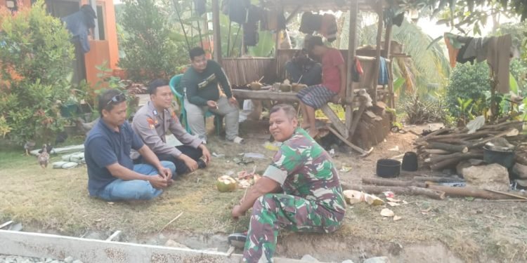 Nikmati Kebersamaan Dengan Warga Masyarakat, Personel Bhabinkamtibmas Polsek Mancak Polres Cilegon Polda Banten Dan Babinsa Koramil Mancak Guyub di Desa Binaan