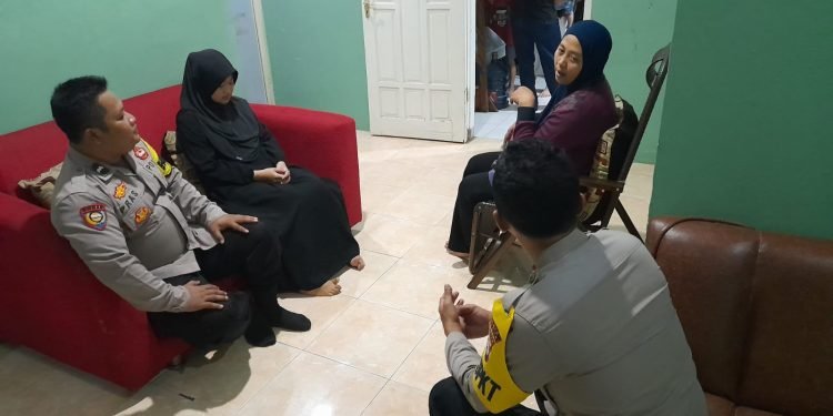 Eratkan Silaturahmi & Komunikasi aktif, Personil Polsek Cibeber sambangi masyarakat Jerang Cibeber