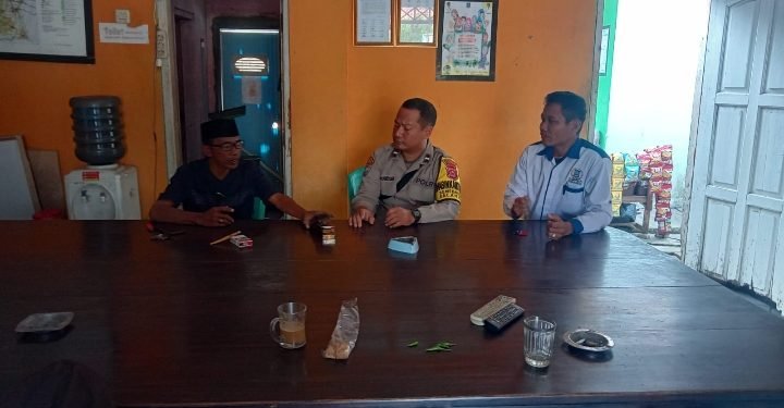 Laksanakan Sambang Kamtibmas, Bhabinkamtibmas kunjungi Warga