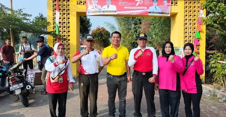 Kapolsek Petir Polres Serang dan Bhayangkari Ranting Petir Melakukan Kegiatan Jalan Santai Dalam Rangka Hut Kemerdekaan RI Ke-78 Tahun