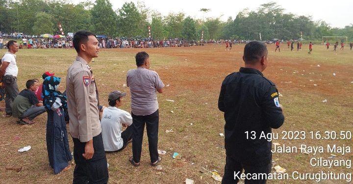 Personil Polsek Curugbitung Polres Lebak Melaksanakan Pengamanan Sepakbola di Desa Cilayang