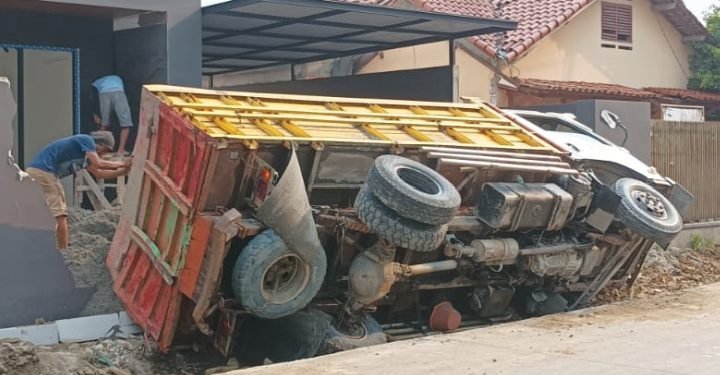 Diduga Lalai !!  Satu Unit Truk Terguling  Hantam Tembok Rumah warga
