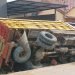 Diduga Lalai !!  Satu Unit Truk Terguling  Hantam Tembok Rumah warga