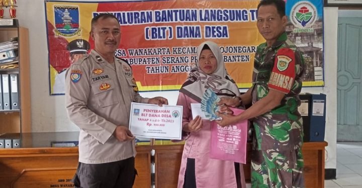 Hadir Di Desa Binaan, Personel Bhabinkamtibmas Polsek Bojonegara Polres Cilegon Polda banten Pastikan Program Penyaluran BLT-DD Berjalan Lancar