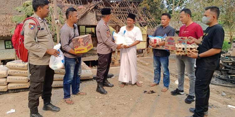 Polri Peduli, Kapolsek Kopo Polres Serang Berikan Bantuan Sosial Ke Pondok Pesantren yang Terkena Musibah