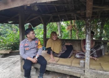 Bhabinkamtibmas Polsek Cirinten Polres Lebak melaksanakan giat sambang dan Patroli dialogis ke desa Binaan