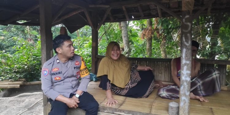 Bhabinkamtibmas Polsek Cirinten Polres Lebak melaksanakan giat sambang dan Patroli dialogis ke desa Binaan