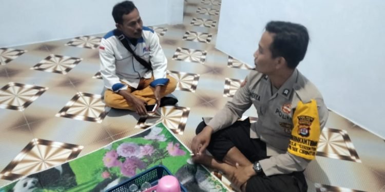 Bhabinkamtibmas Polsek Cirinten Polres Lebak melaksanakan giat sambang dan Patroli dialogis ke desa Binaan