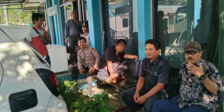 Ciptakan Desa Aman, Bhabinkamtibmas Polsek Malingping Polres Lebak Sambang Desa Binaannya