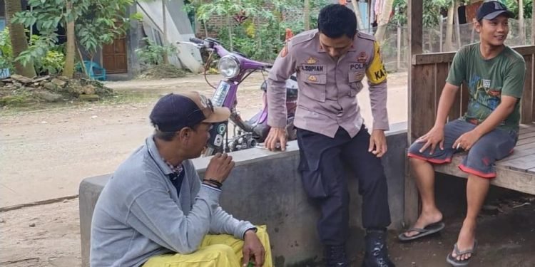 CEGAH GANGGUAN KAMTIBMAS PADA SIANG HARI ,ANGGOTA POLSEK CIBEBER POLRES CILEGON POLDA BANTEN LAKSANAKAN PATROLI DI LINGKUNGAN SAMBIRANGON CIBEBER