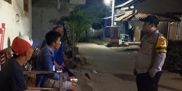 BERIKAN RASA AMAN, POLSEK CIBEBER SAMBANGI PETUGAS RONDA MALAM