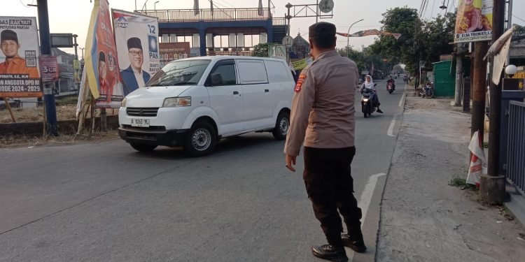 Hadir Dalam Memberikan Terbaik Bagi Pengendara Kendaraan Bermotor Oleh Anggota Polsek Petir Polres Serang
